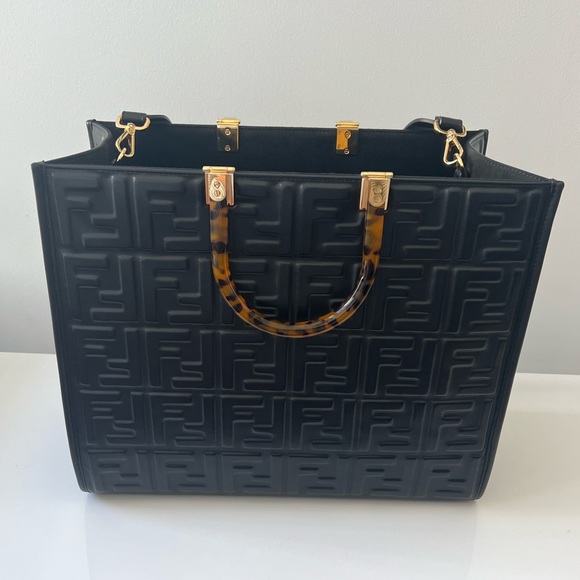 Fendi Handbags - LIKE NEW Fendi Sunshine Medium Black Leather Shopper